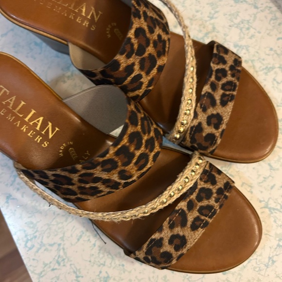 Italian Shoemakers Brown and Black Sandals for Effortless Elegance - Picture 2 of 8